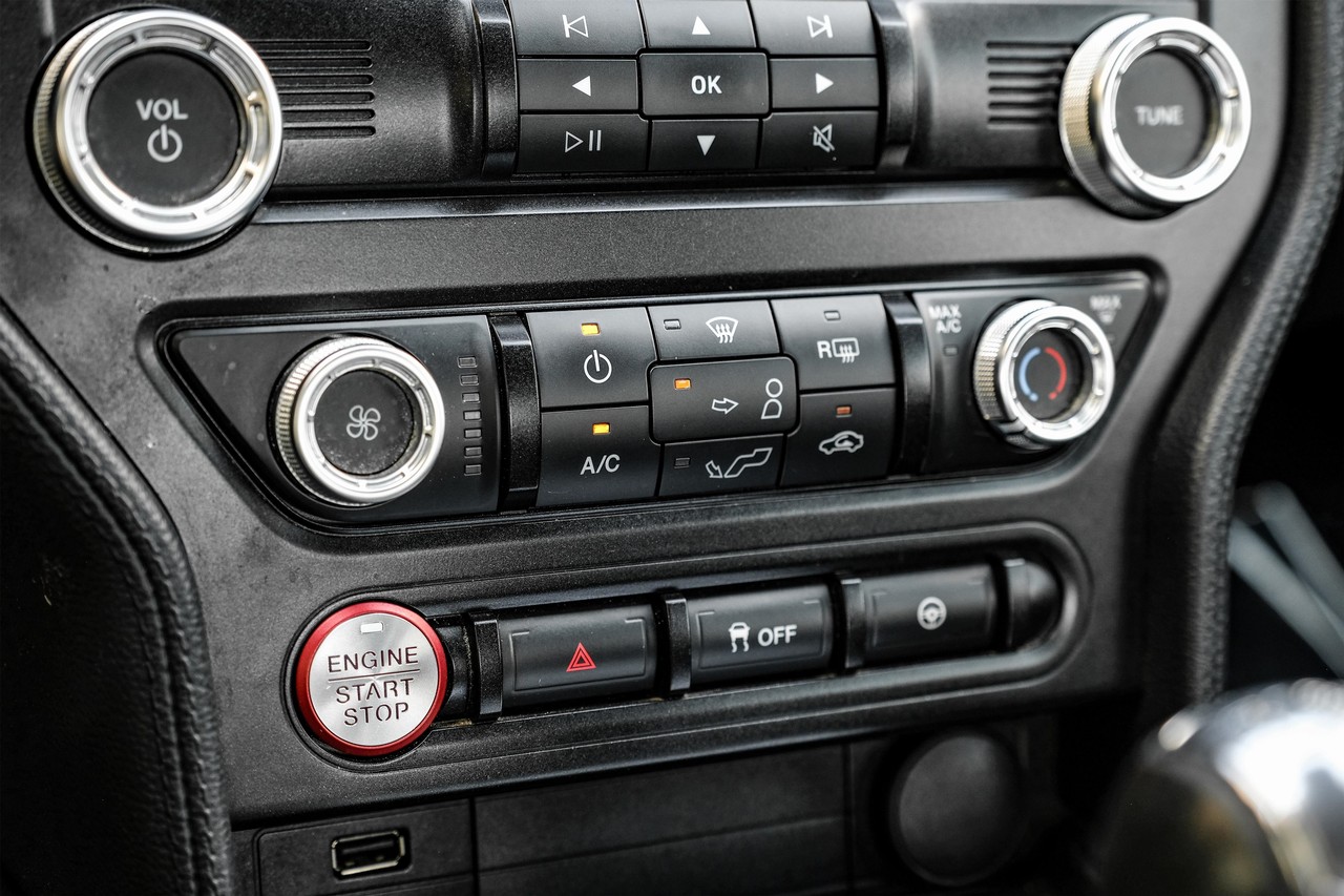 Ford Mustang Vehicle Main Gallery Image 23