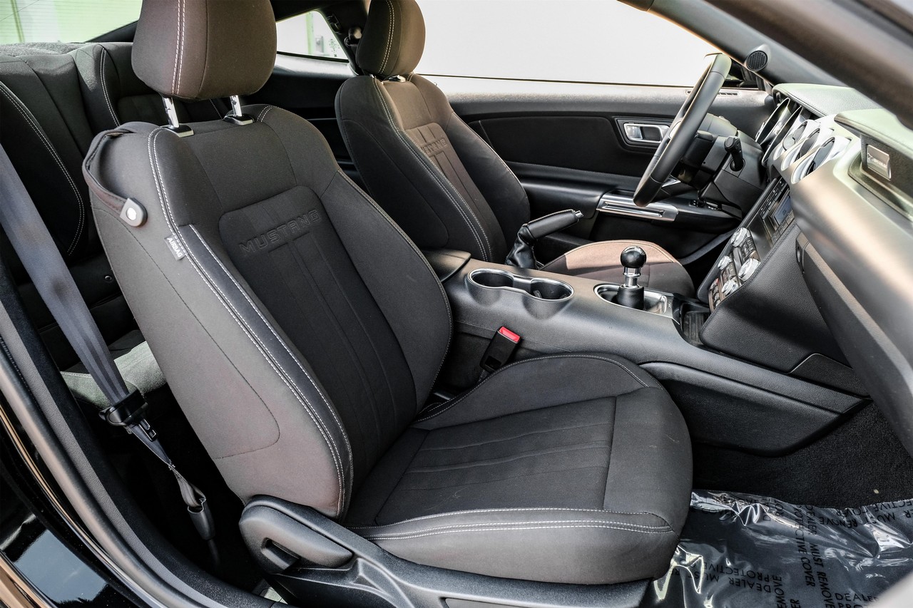 Ford Mustang Vehicle Main Gallery Image 29