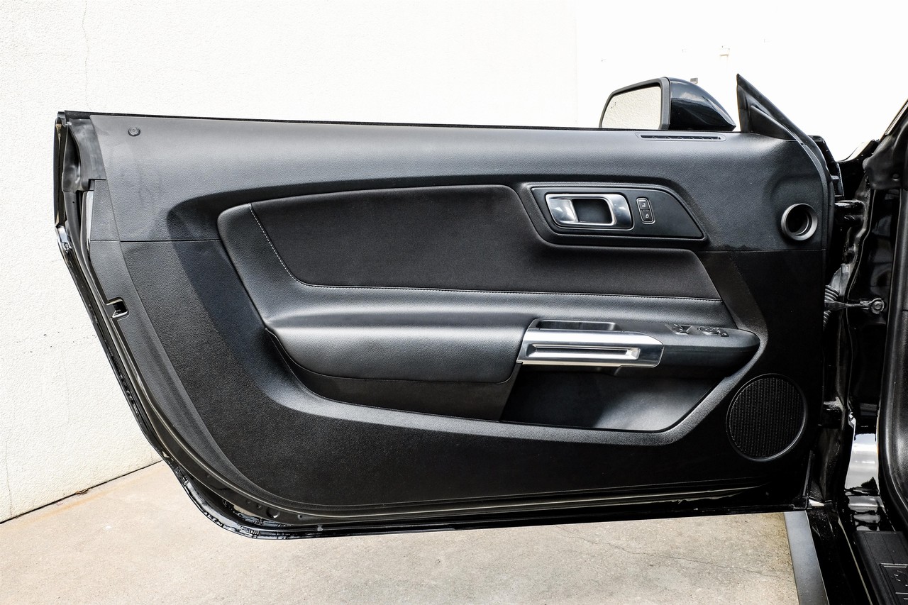 Ford Mustang Vehicle Main Gallery Image 32