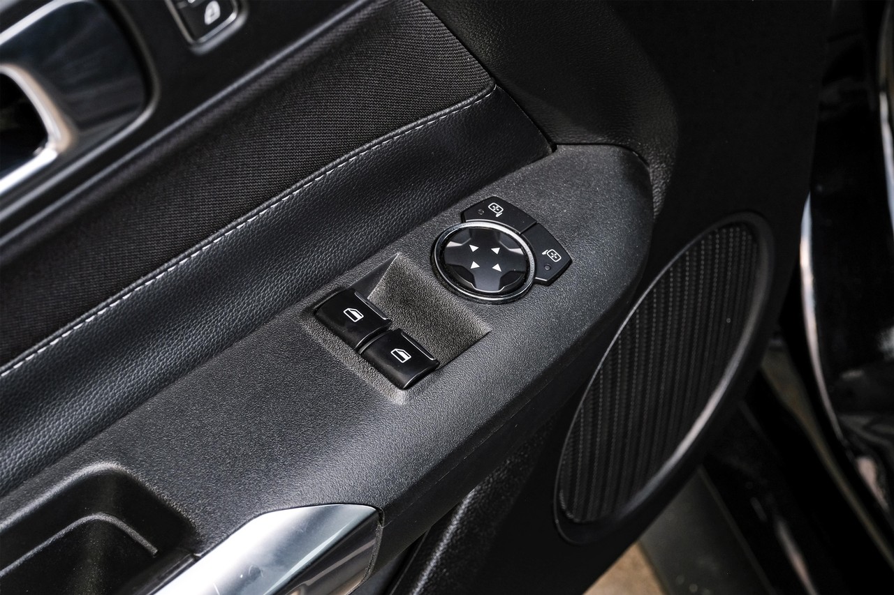 Ford Mustang Vehicle Main Gallery Image 33
