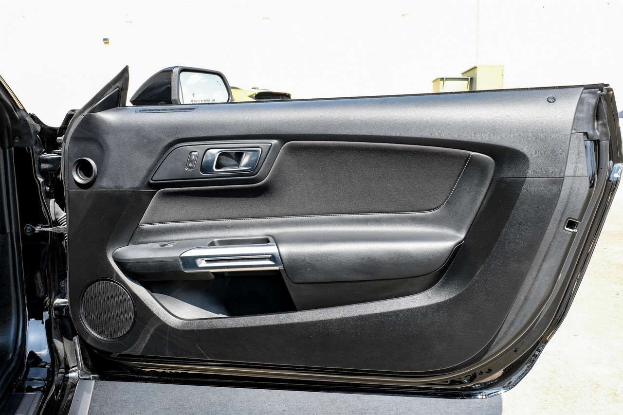 Ford Mustang Vehicle Main Gallery Image 34