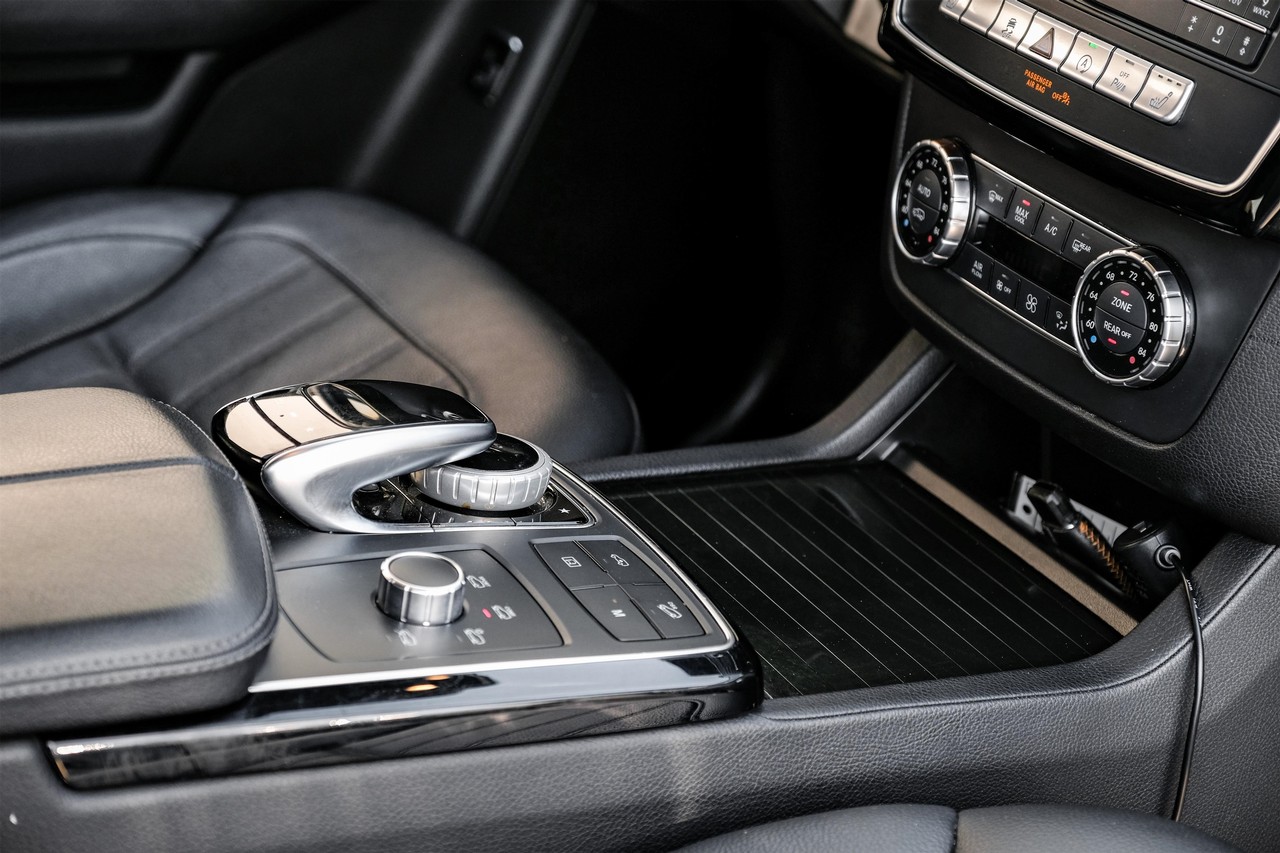 Mercedes-Benz GL 450 Vehicle Main Gallery Image 23