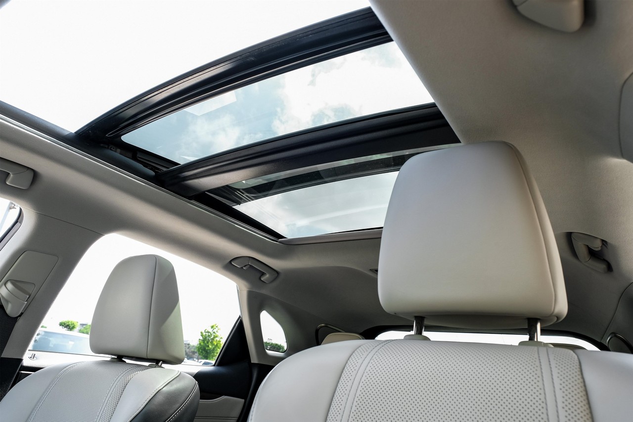 Lexus RX 350 Vehicle Main Gallery Image 05