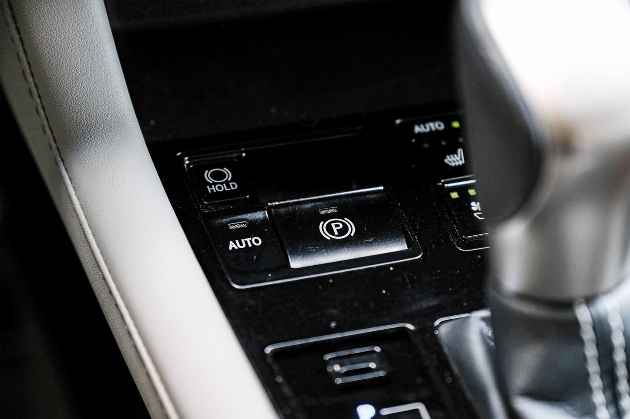 Lexus RX 350 Vehicle Main Gallery Image 26
