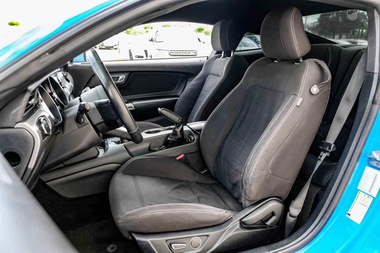Ford Mustang Vehicle Main Gallery Image 04