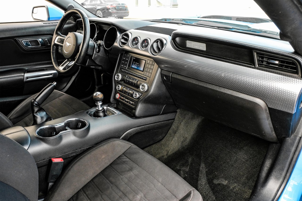 Ford Mustang Vehicle Main Gallery Image 12
