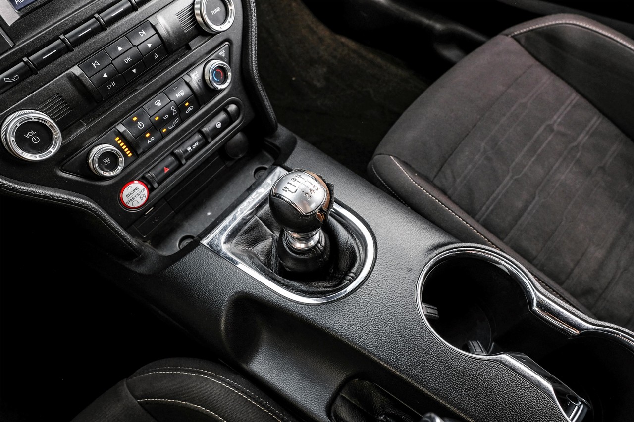 Ford Mustang Vehicle Main Gallery Image 21