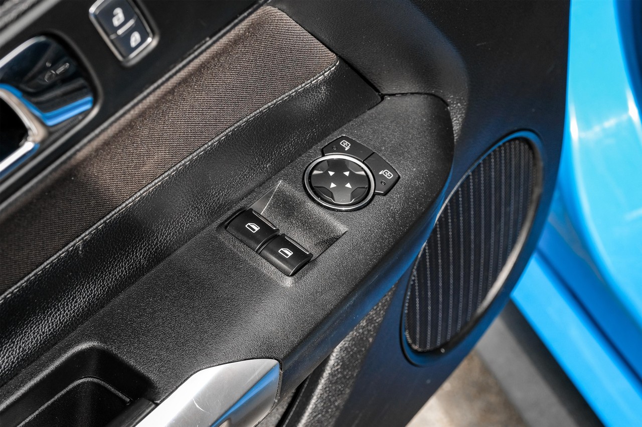 Ford Mustang Vehicle Main Gallery Image 34