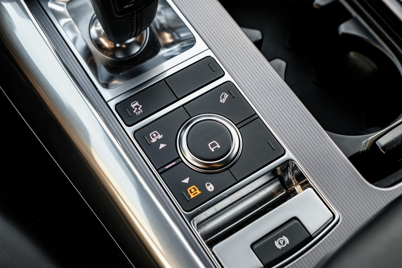Land Rover Range Rover Sport Vehicle Main Gallery Image 26