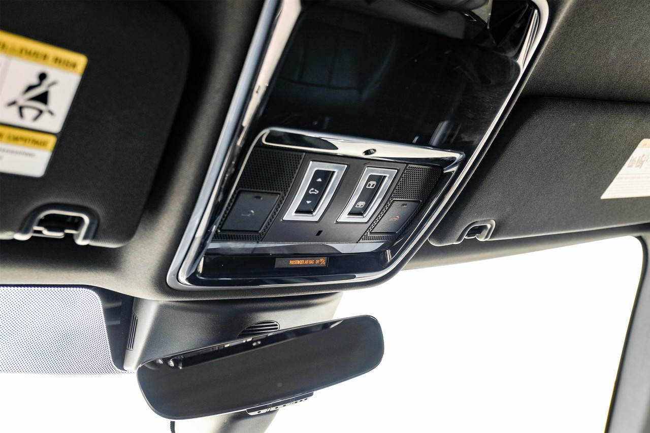 Land Rover Range Rover Sport Vehicle Main Gallery Image 27