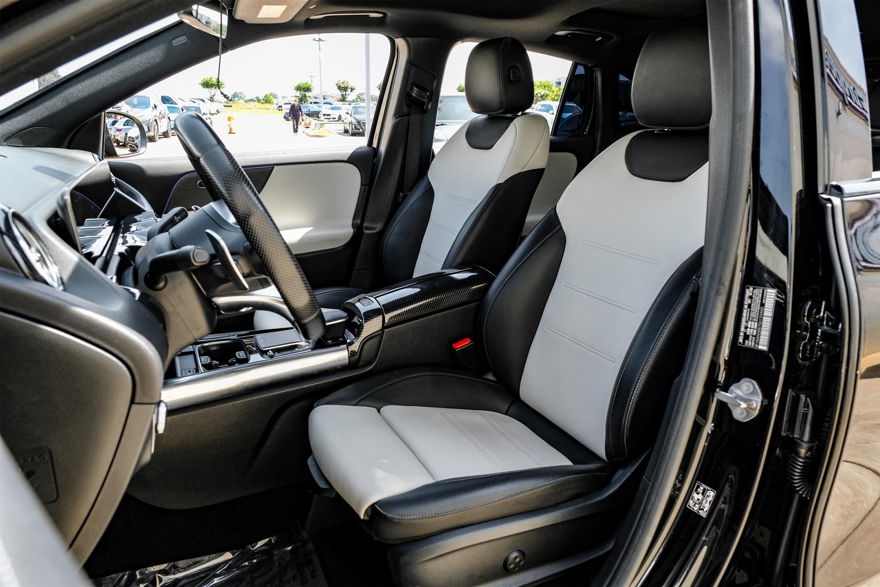 Mercedes-Benz GLA Vehicle Main Gallery Image 04