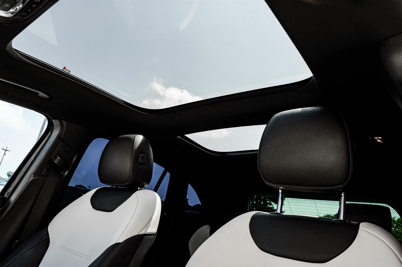 Mercedes-Benz GLA Vehicle Main Gallery Image 05
