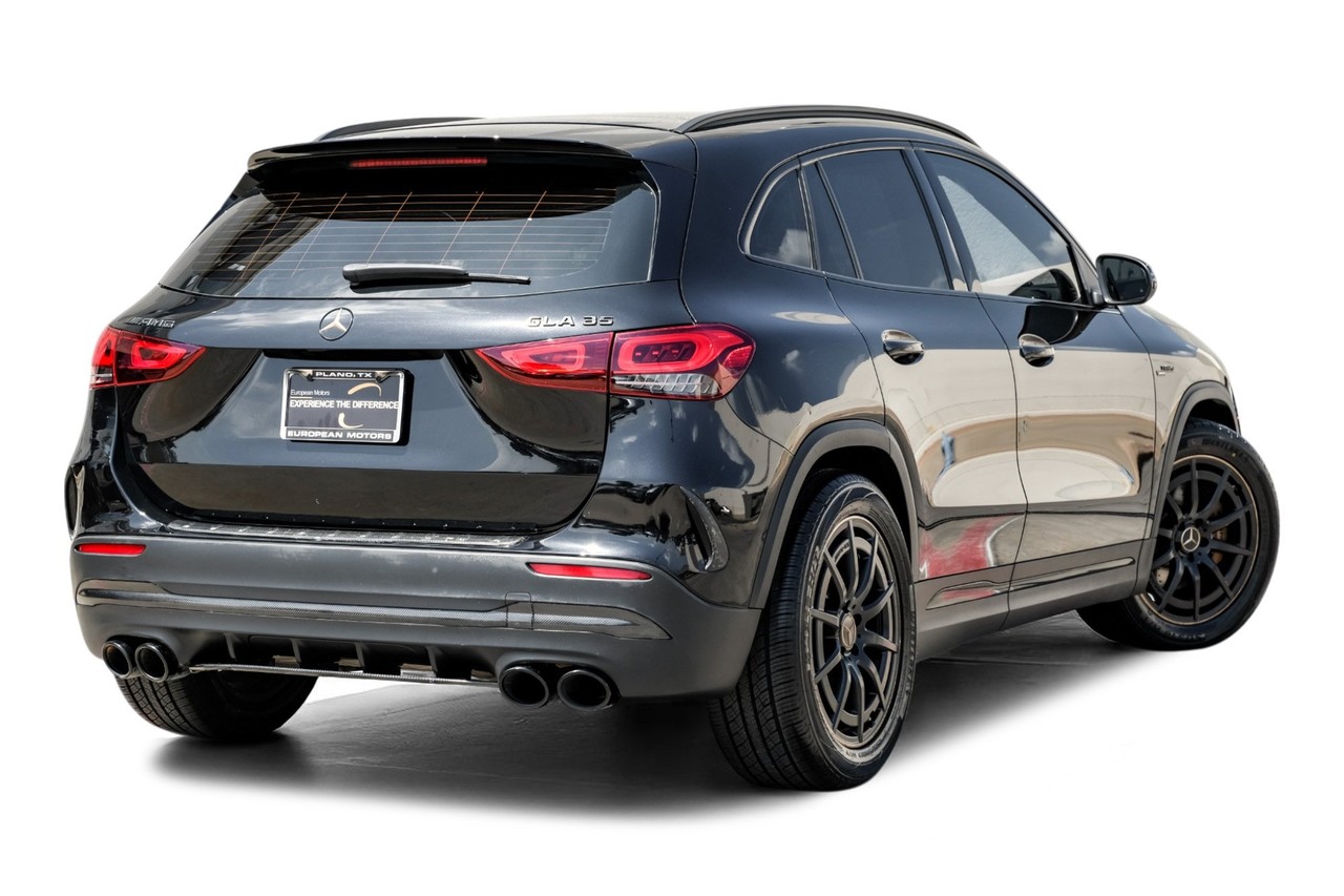 Mercedes-Benz GLA Vehicle Main Gallery Image 09