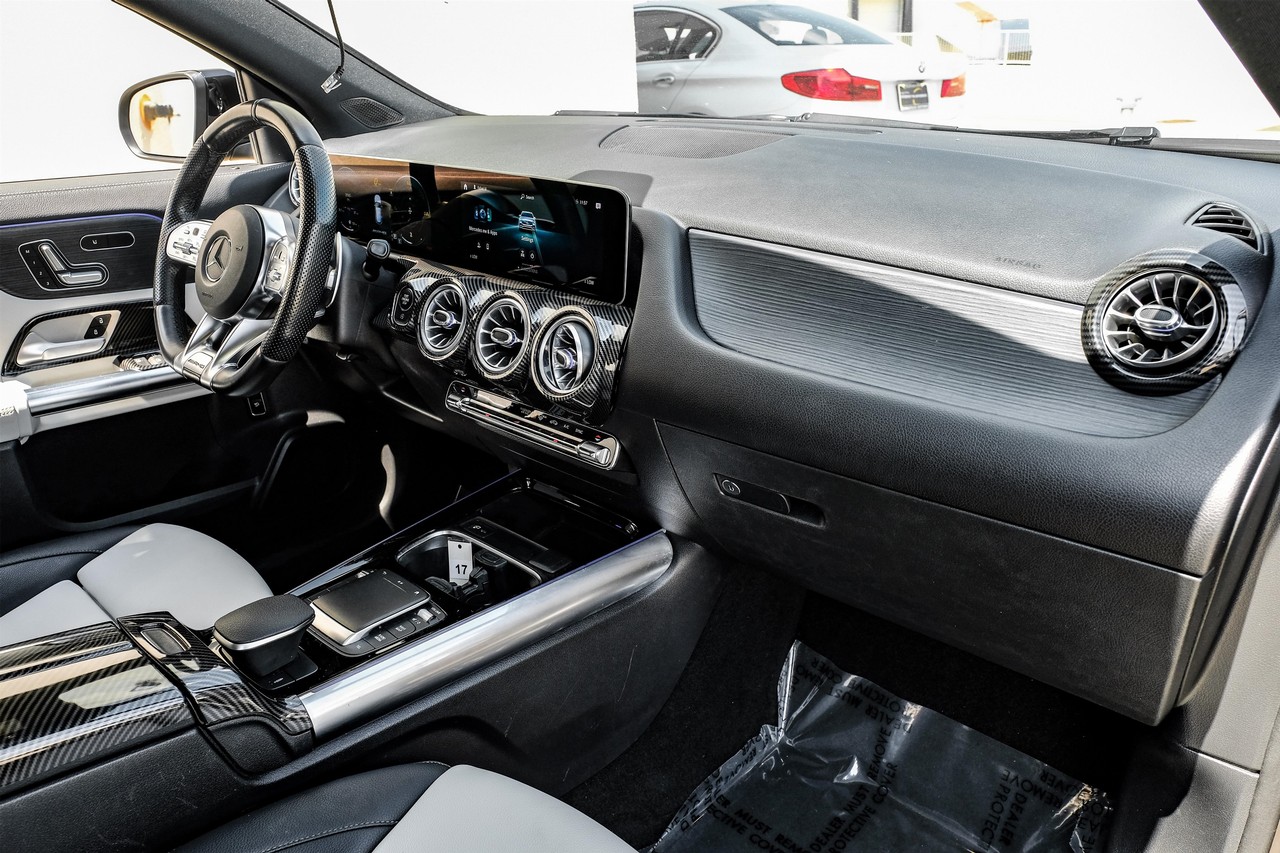 Mercedes-Benz GLA Vehicle Main Gallery Image 13