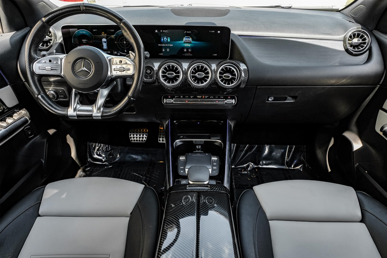 Mercedes-Benz GLA Vehicle Main Gallery Image 15