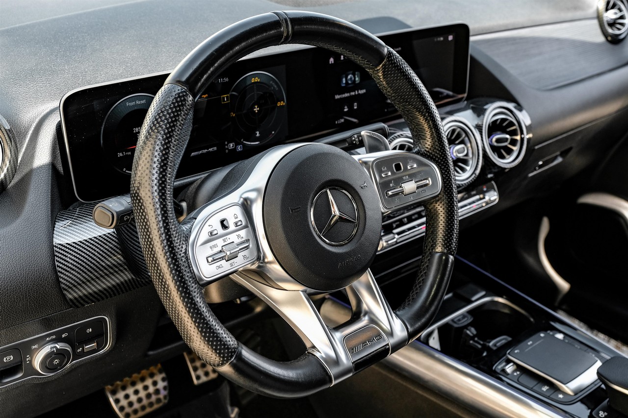 Mercedes-Benz GLA Vehicle Main Gallery Image 16