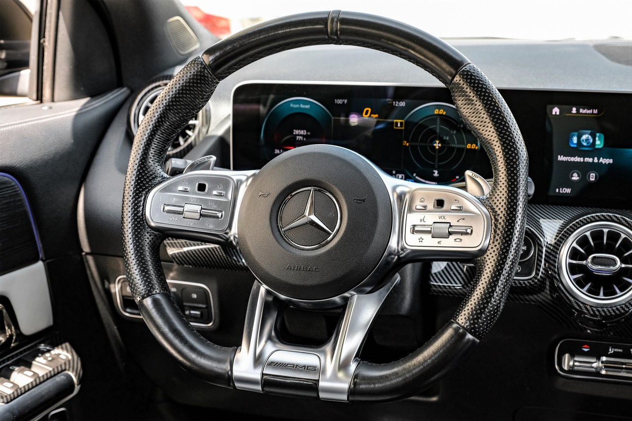 Mercedes-Benz GLA Vehicle Main Gallery Image 17