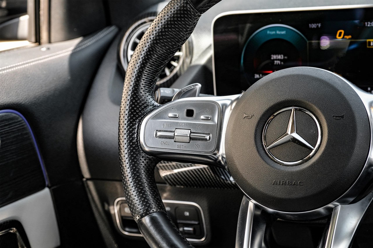Mercedes-Benz GLA Vehicle Main Gallery Image 18