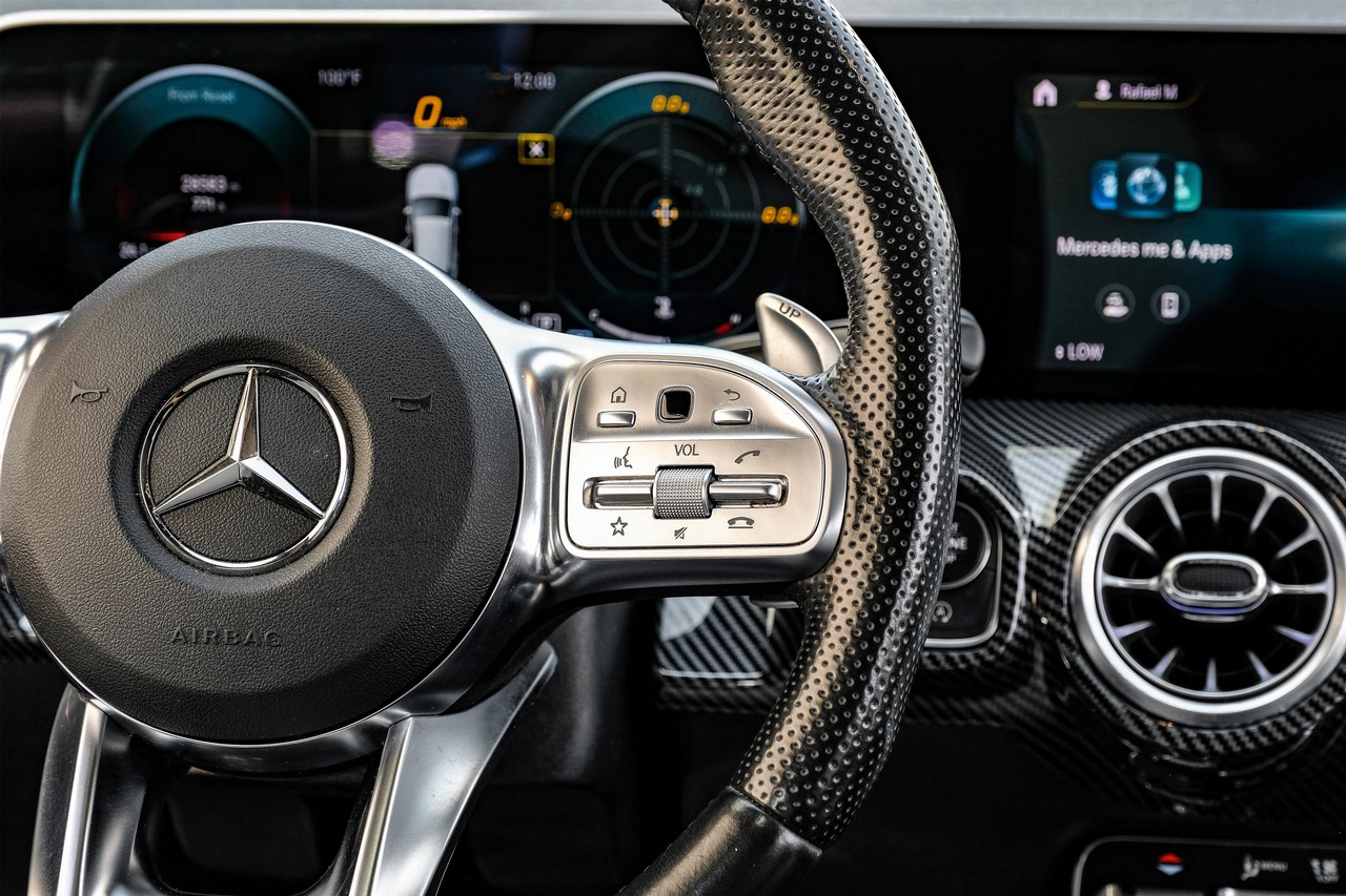 Mercedes-Benz GLA Vehicle Main Gallery Image 19