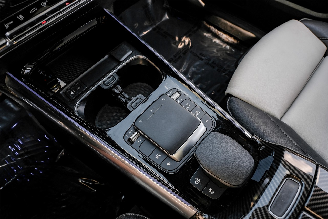 Mercedes-Benz GLA Vehicle Main Gallery Image 23