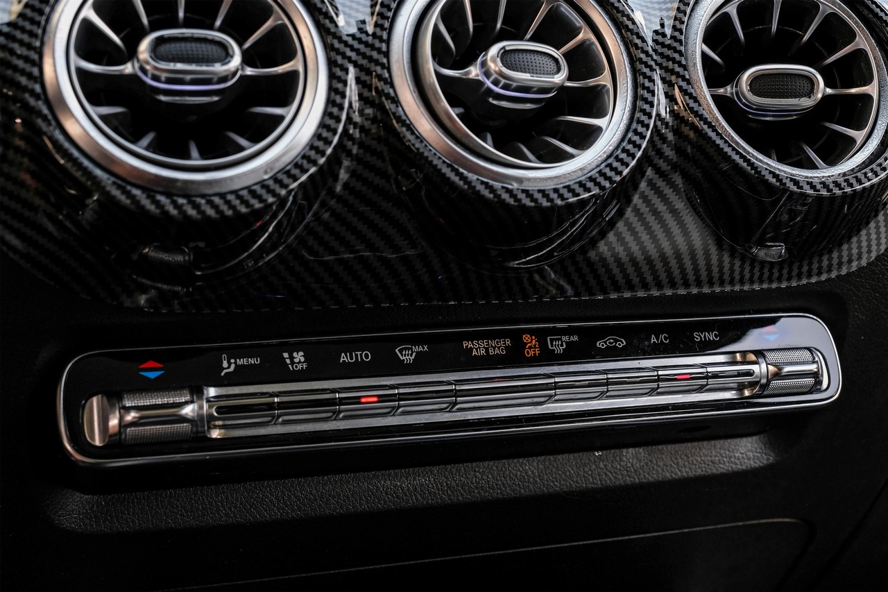 Mercedes-Benz GLA Vehicle Main Gallery Image 24