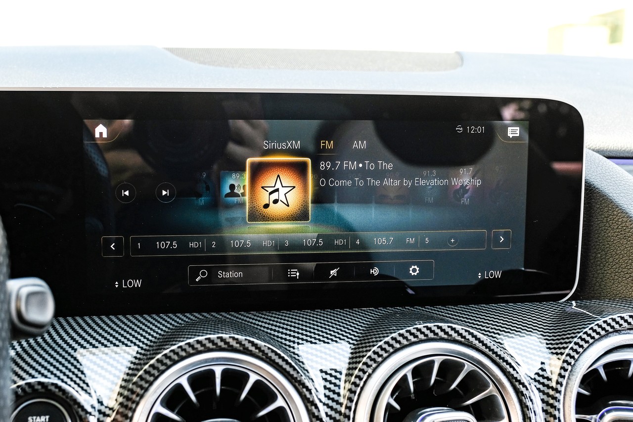 Mercedes-Benz GLA Vehicle Main Gallery Image 26