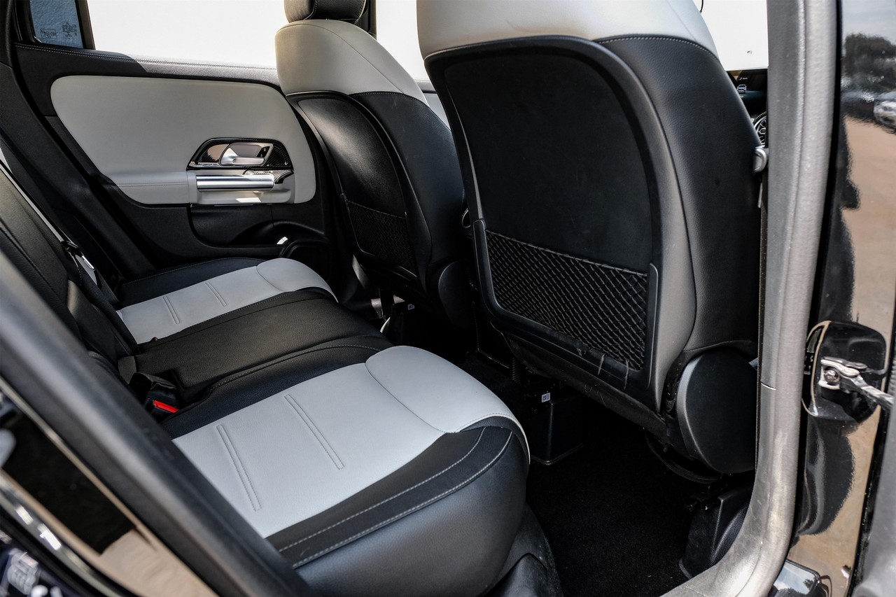 Mercedes-Benz GLA Vehicle Main Gallery Image 32