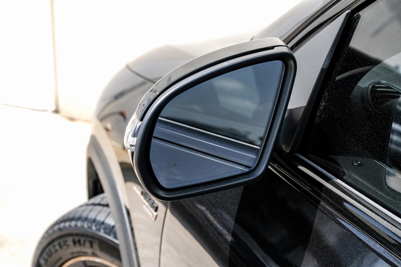 Mercedes-Benz GLA Vehicle Main Gallery Image 36