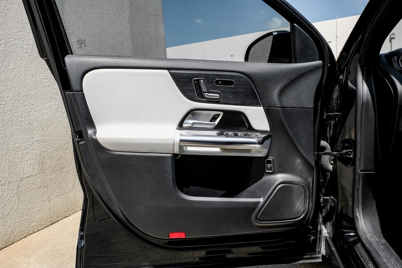 Mercedes-Benz GLA Vehicle Main Gallery Image 37