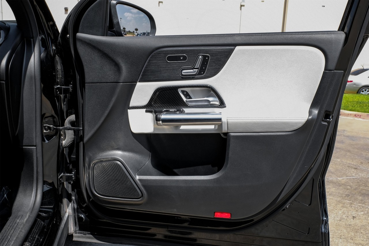 Mercedes-Benz GLA Vehicle Main Gallery Image 39