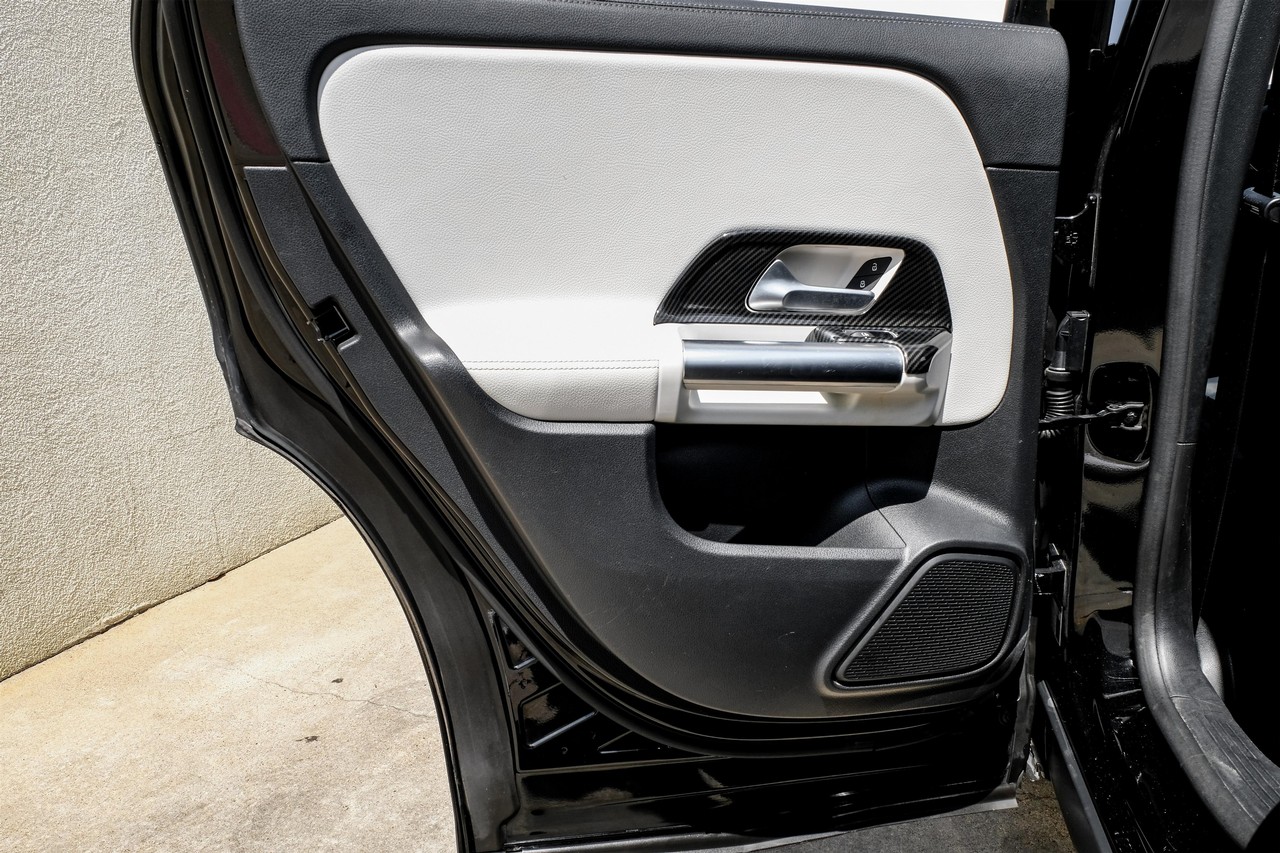 Mercedes-Benz GLA Vehicle Main Gallery Image 40