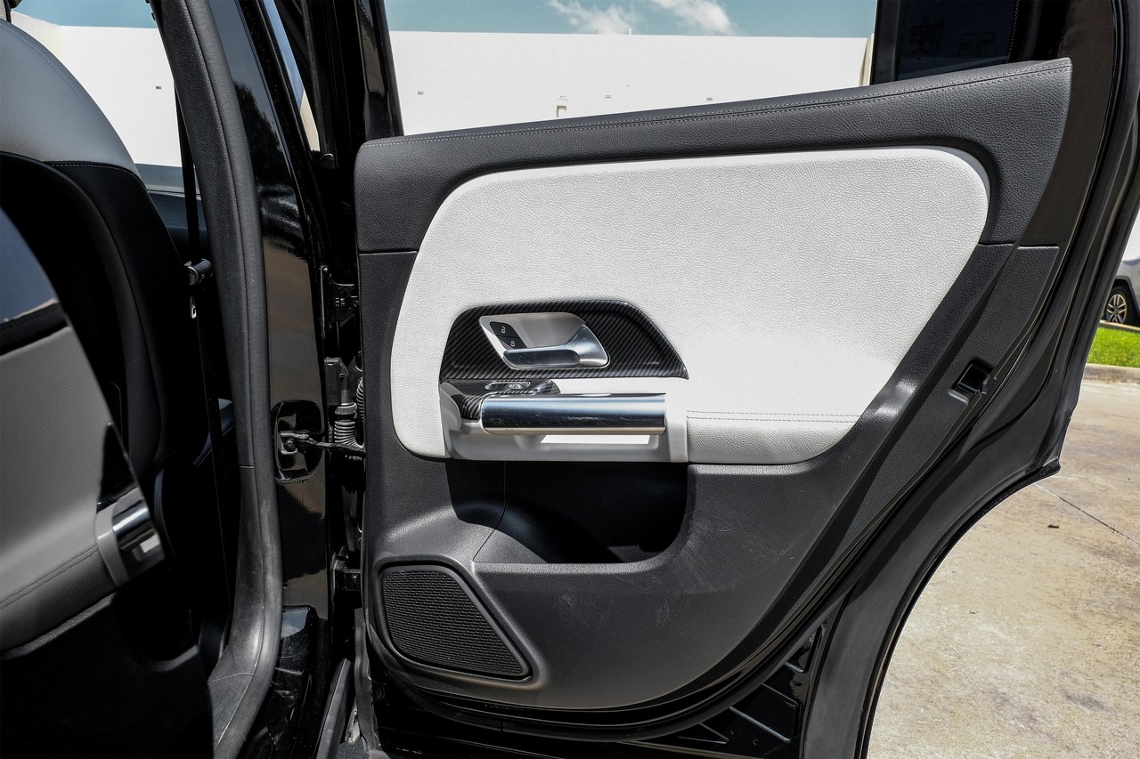 Mercedes-Benz GLA Vehicle Main Gallery Image 41