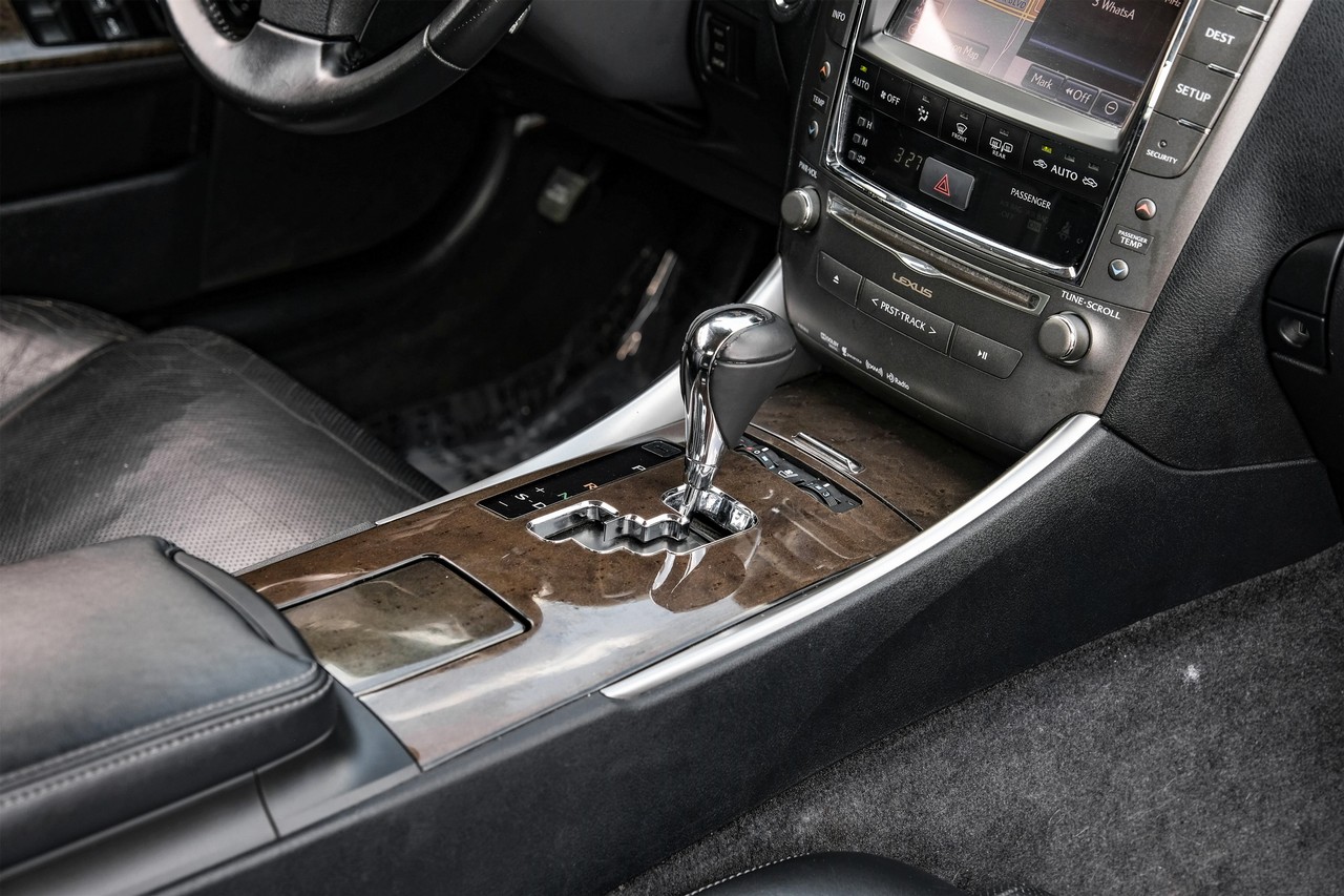 Lexus IS 350C Vehicle Main Gallery Image 20