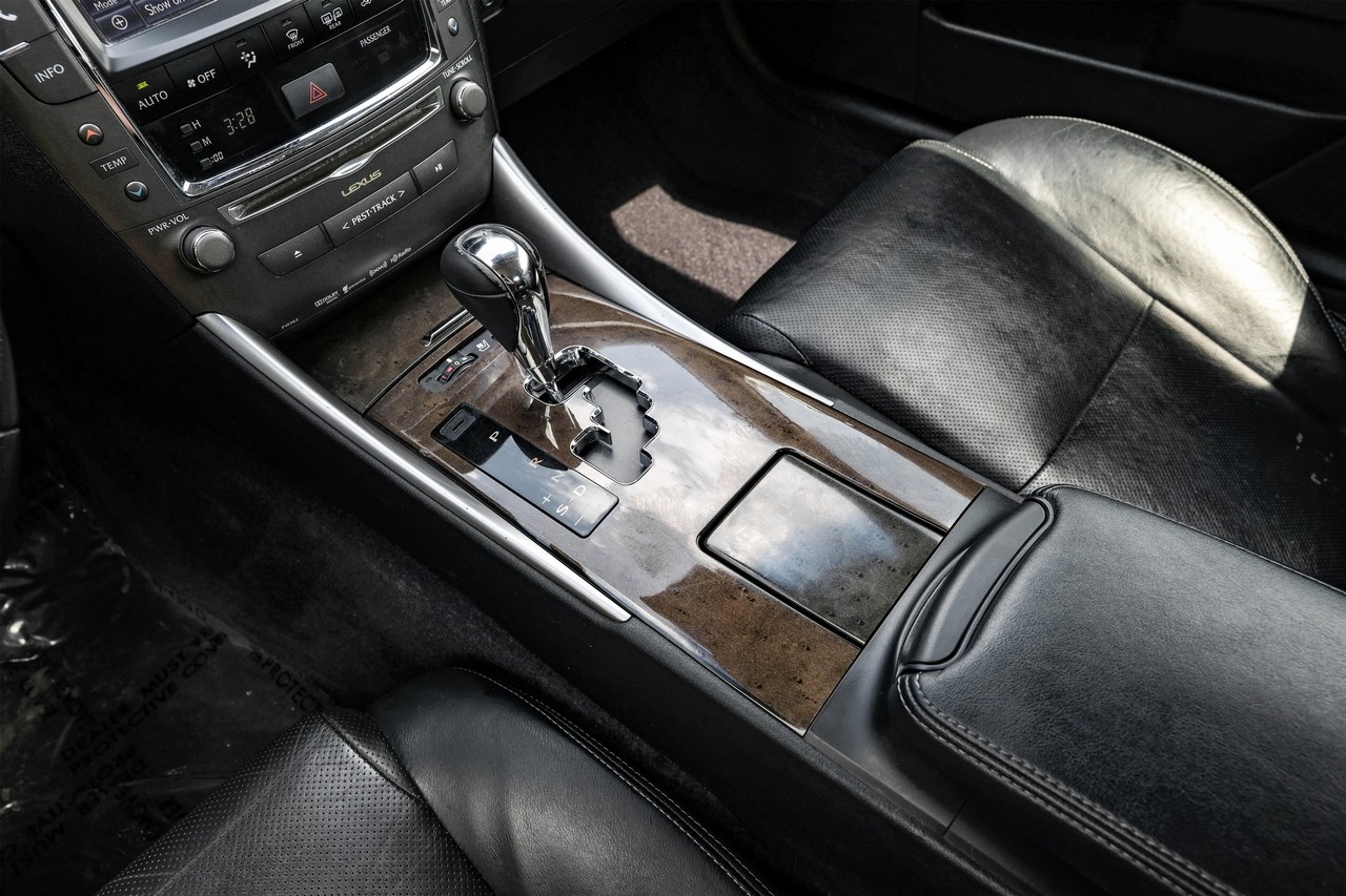 Lexus IS 350C Vehicle Main Gallery Image 21