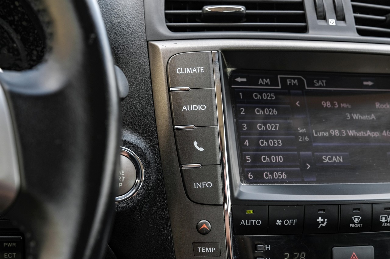 Lexus IS 350C Vehicle Main Gallery Image 26