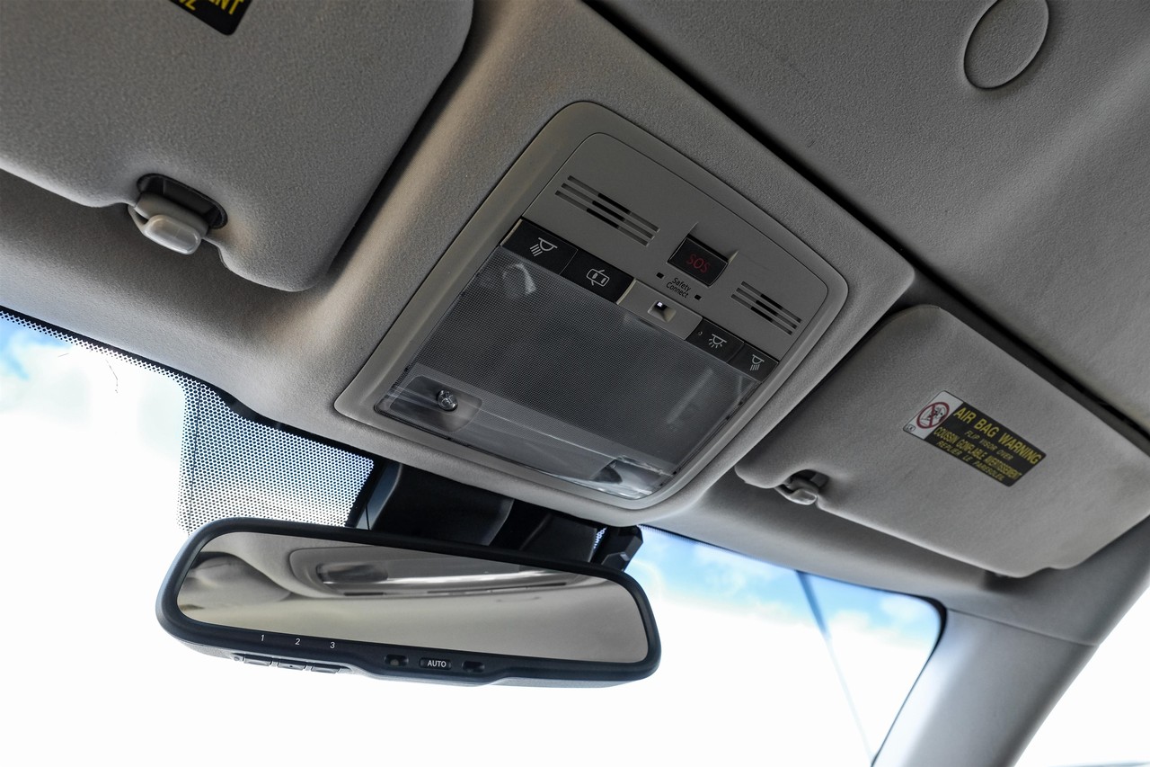 Lexus IS 350C Vehicle Main Gallery Image 28