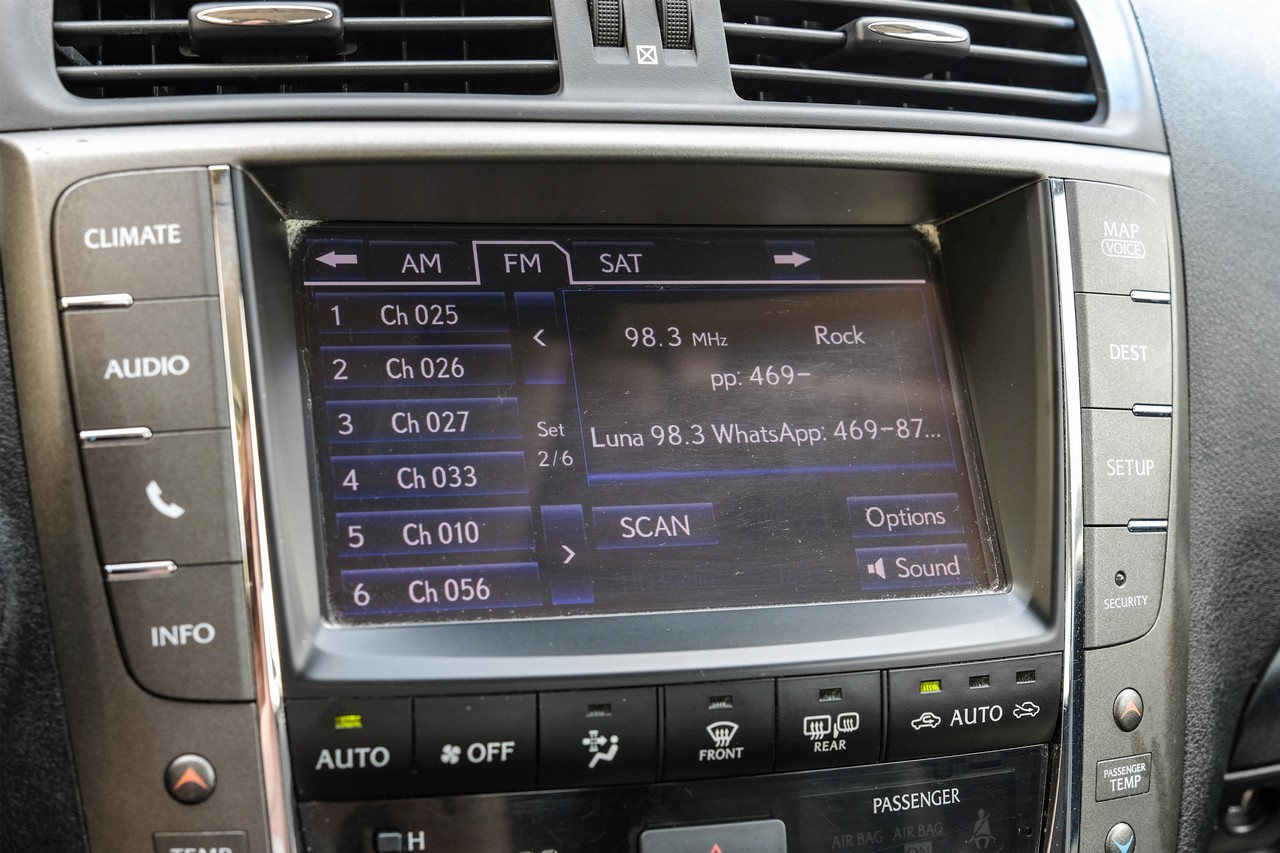 Lexus IS 350C Vehicle Main Gallery Image 31