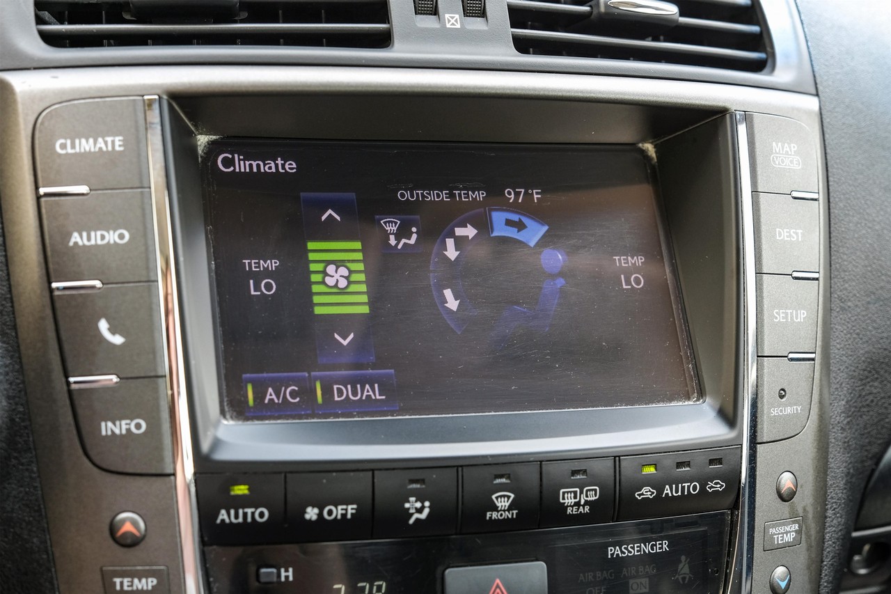 Lexus IS 350C Vehicle Main Gallery Image 32