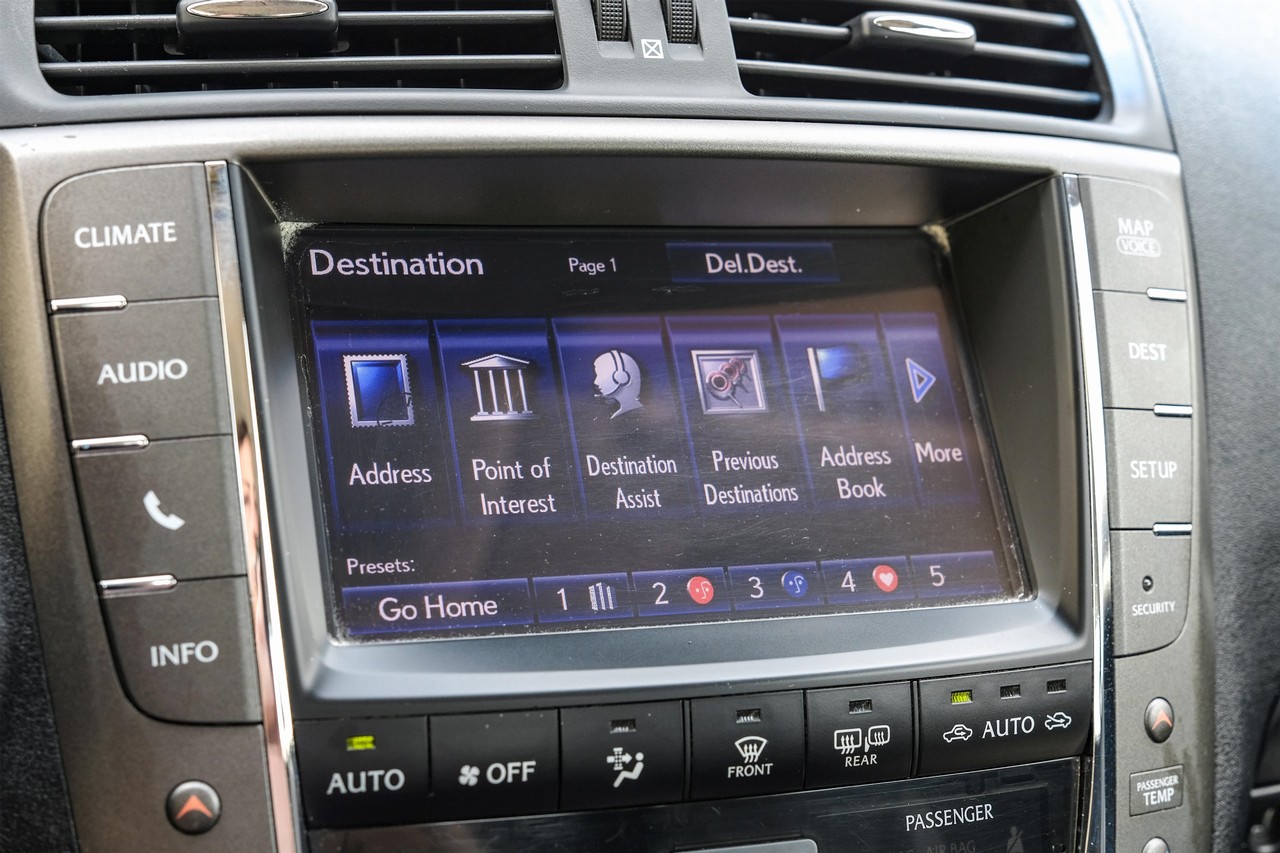 Lexus IS 350C Vehicle Main Gallery Image 34