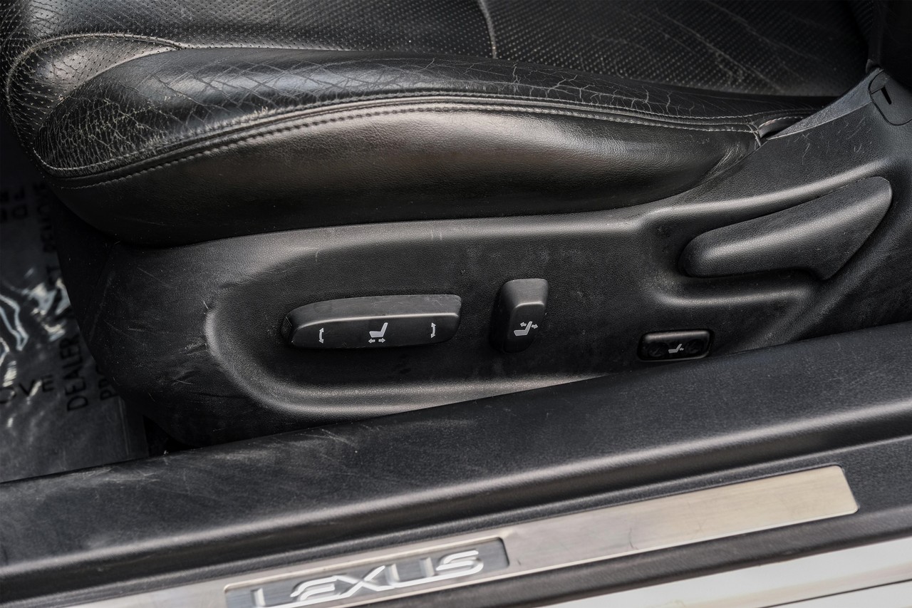 Lexus IS 350C Vehicle Main Gallery Image 36