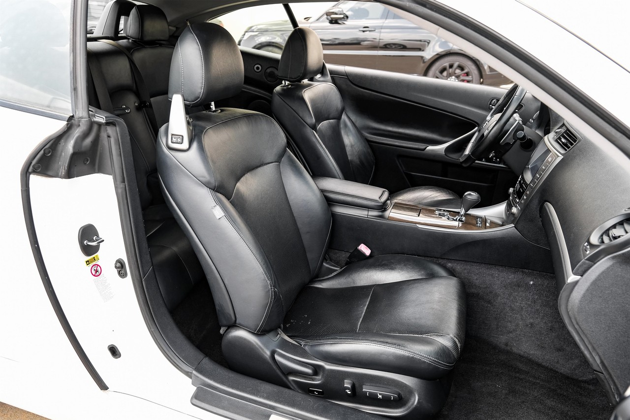 Lexus IS 350C Vehicle Main Gallery Image 37