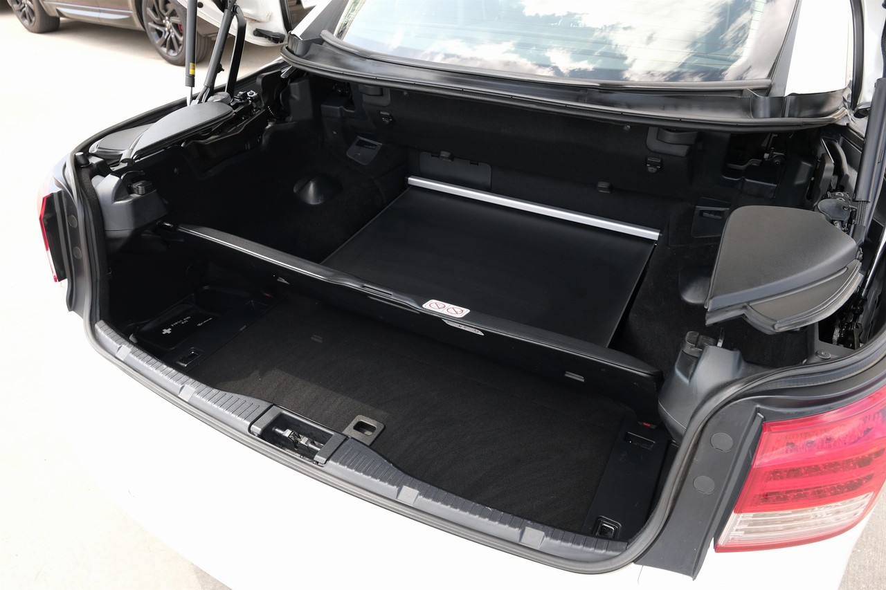 Lexus IS 350C Vehicle Main Gallery Image 46