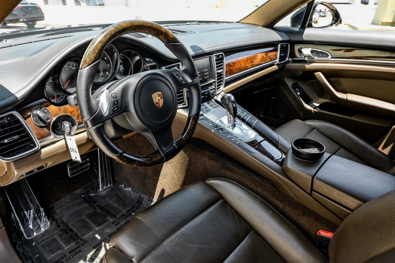 Porsche Panamera Vehicle Main Gallery Image 03