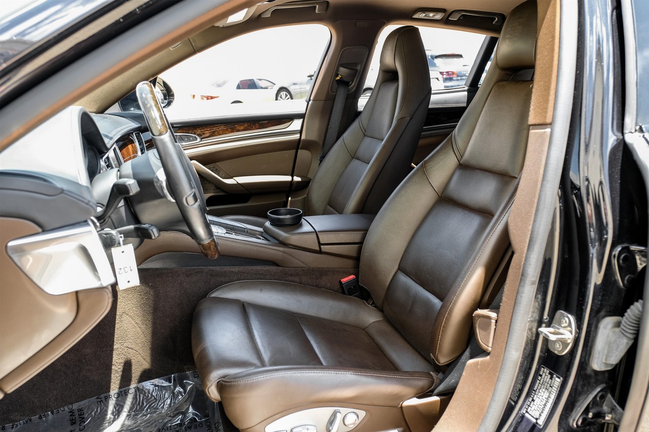 Porsche Panamera Vehicle Main Gallery Image 04