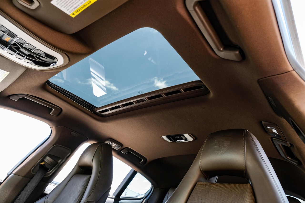 Porsche Panamera Vehicle Main Gallery Image 05