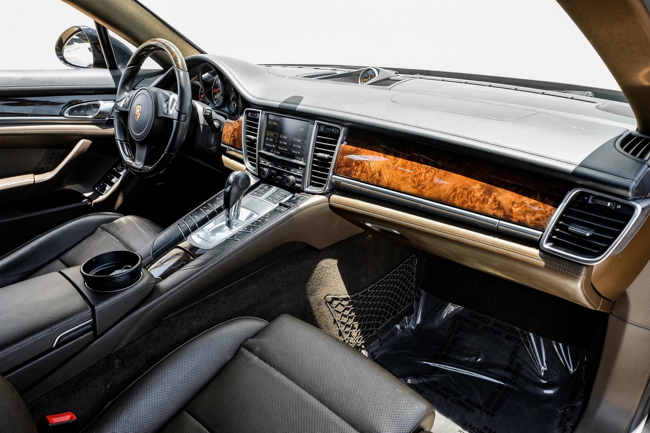 Porsche Panamera Vehicle Main Gallery Image 11