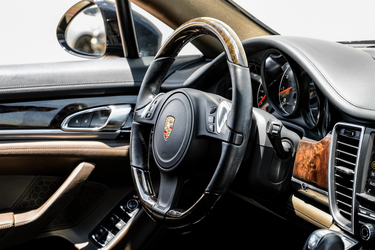Porsche Panamera Vehicle Main Gallery Image 12