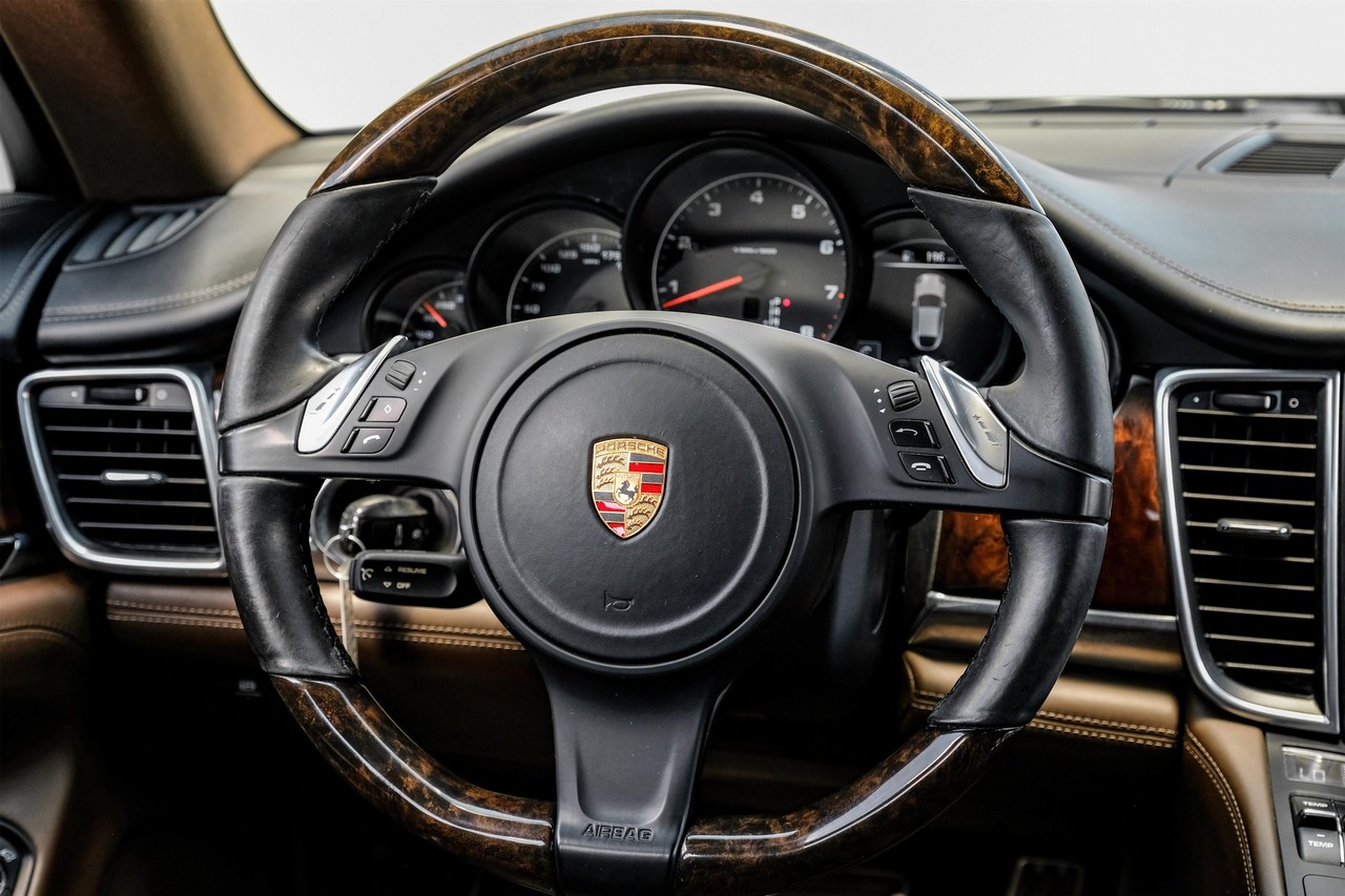 Porsche Panamera Vehicle Main Gallery Image 15