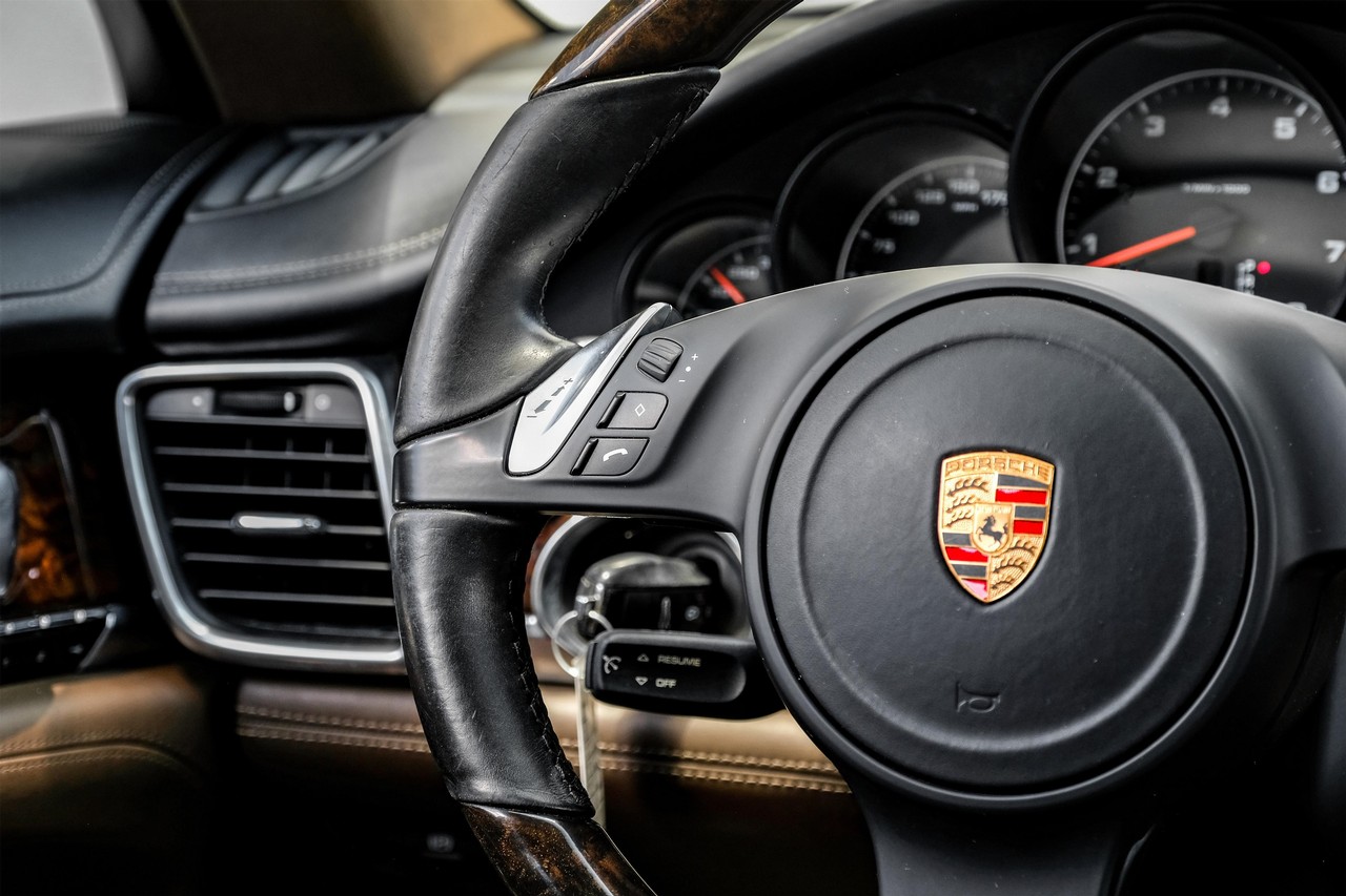 Porsche Panamera Vehicle Main Gallery Image 16