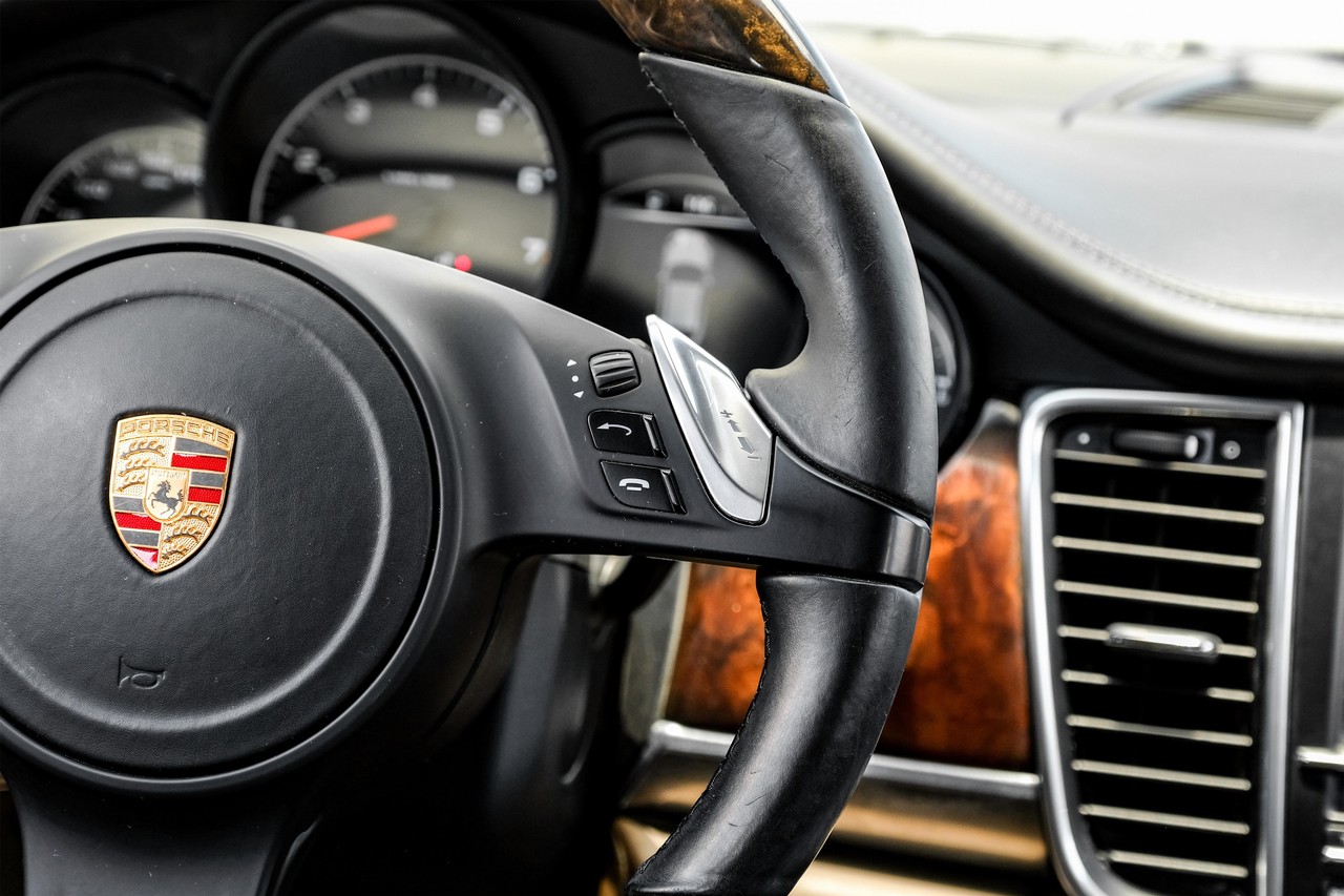 Porsche Panamera Vehicle Main Gallery Image 17
